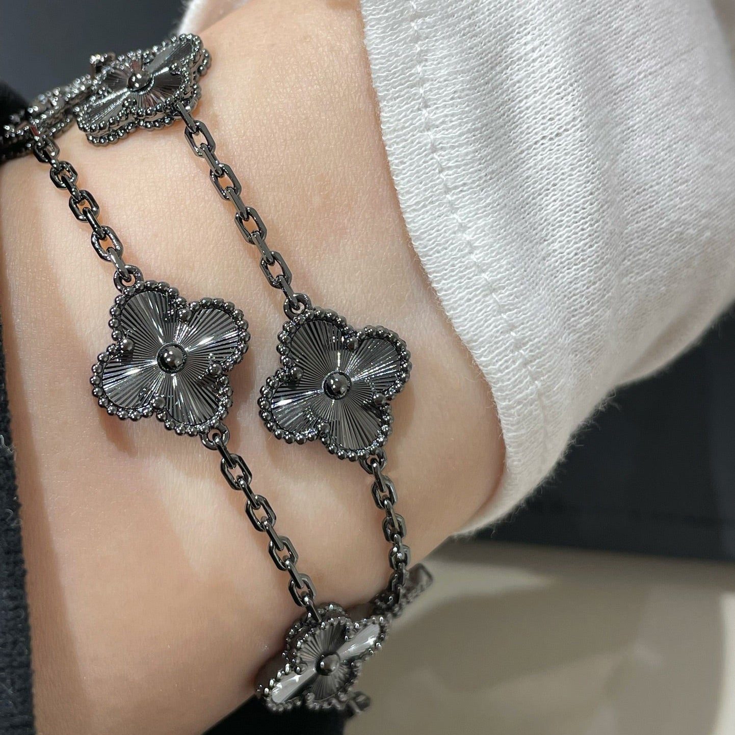[vivabelle]CLOVER 5 MOTIF BLACK BRACELET