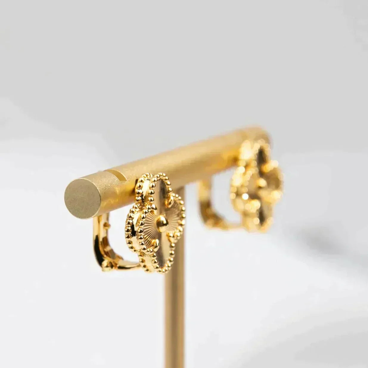 [vivabelle]CLOVER MEDIUM 1 MOTIFS LASER EARRINGS