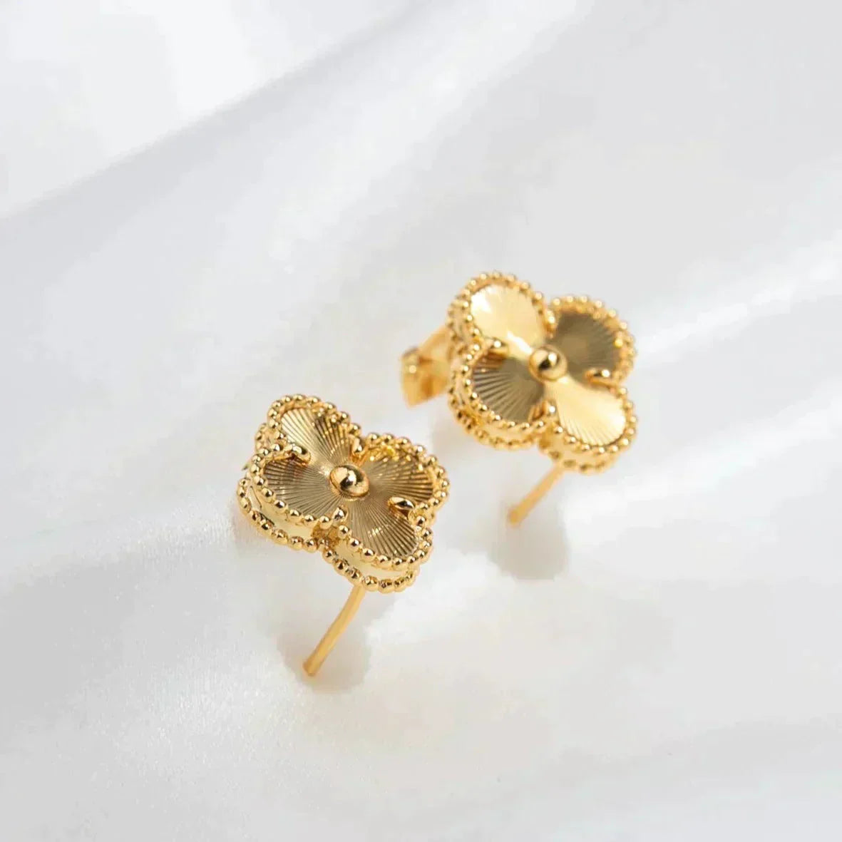 [vivabelle]CLOVER MEDIUM 1 MOTIFS LASER EARRINGS