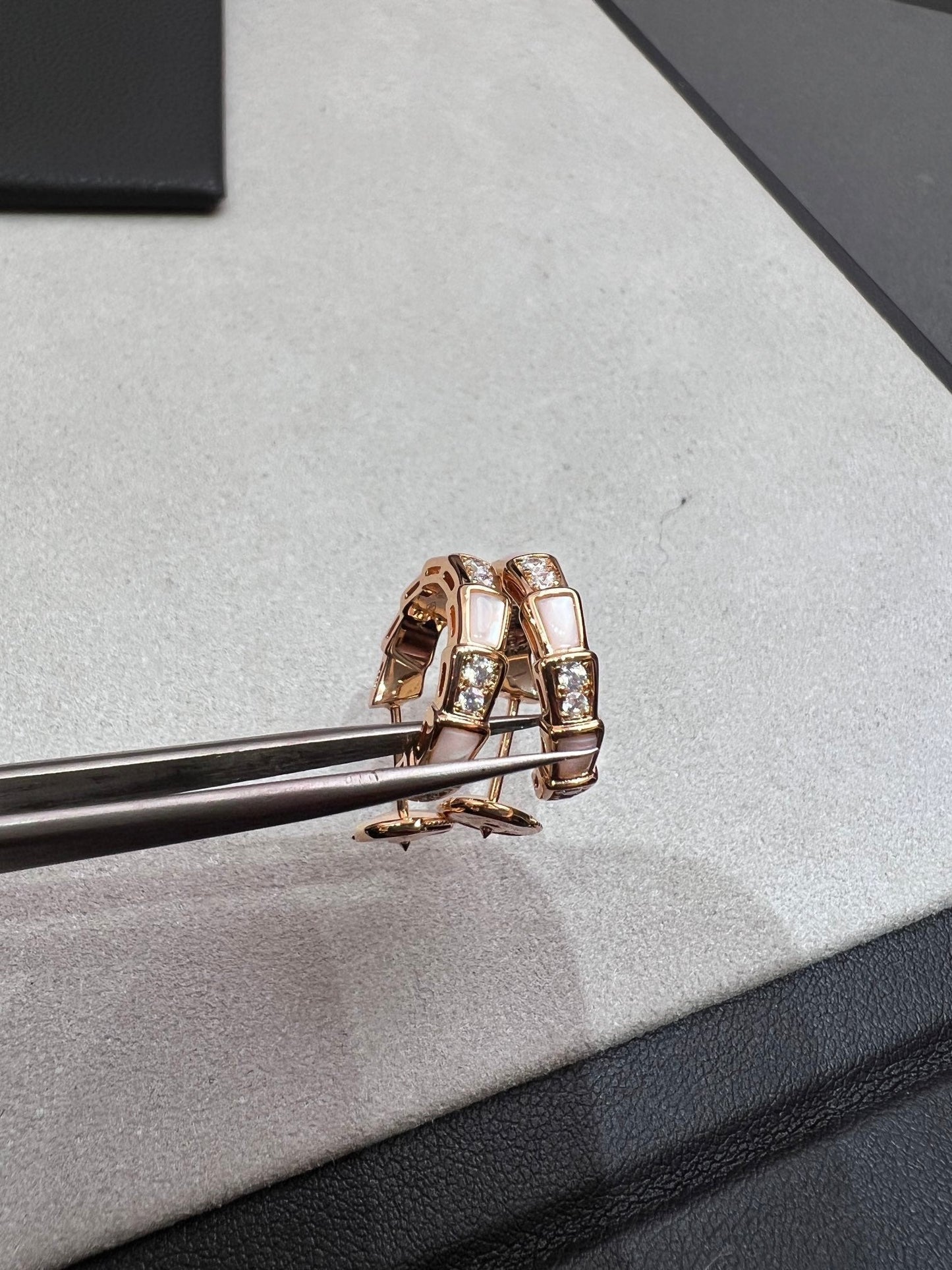 [vivabelle]SERPENTI MOP PINK GOLD EARRINGS