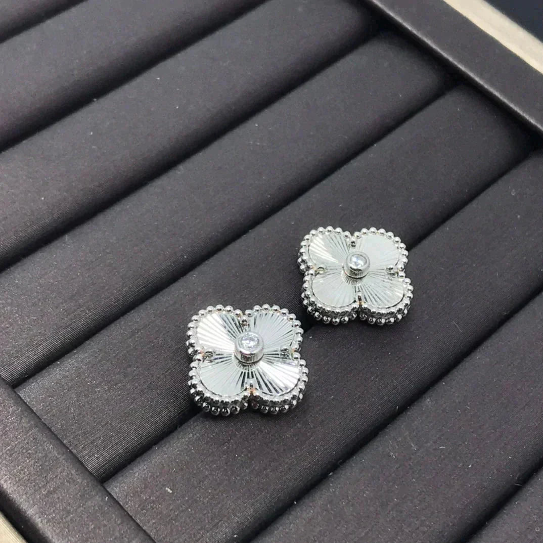 [vivabelle]CLOVER MINI 9.5MM LASER EARRINGS