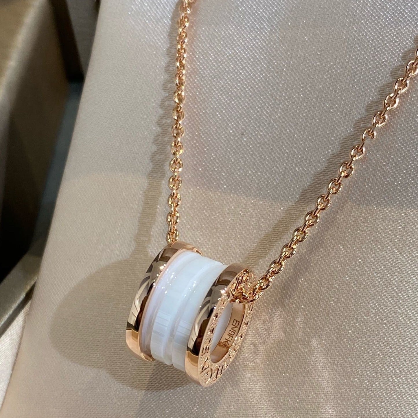 [vivabelle]ZERO 1 WHITE CERAMIC PINK GOLD NECKLACE
