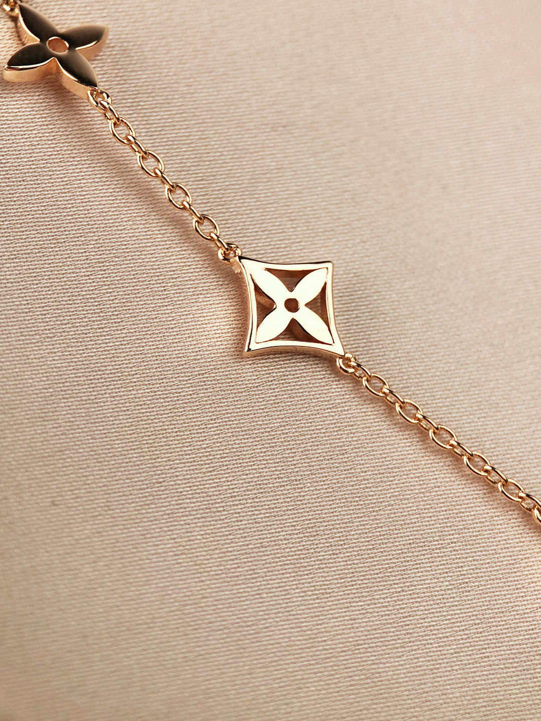 [vivabelle]STAR AND SUN 7 MOTIFS GOLD BRACELET