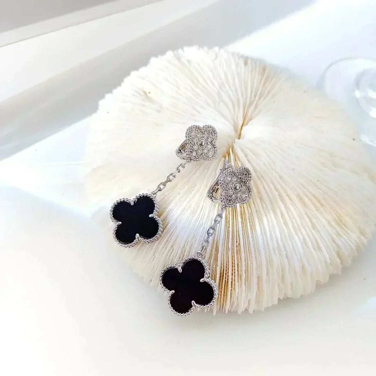 [vivabelle]CLOVER 2 MOTIFS  DIAMOND ONYX EARRINGS SILVER