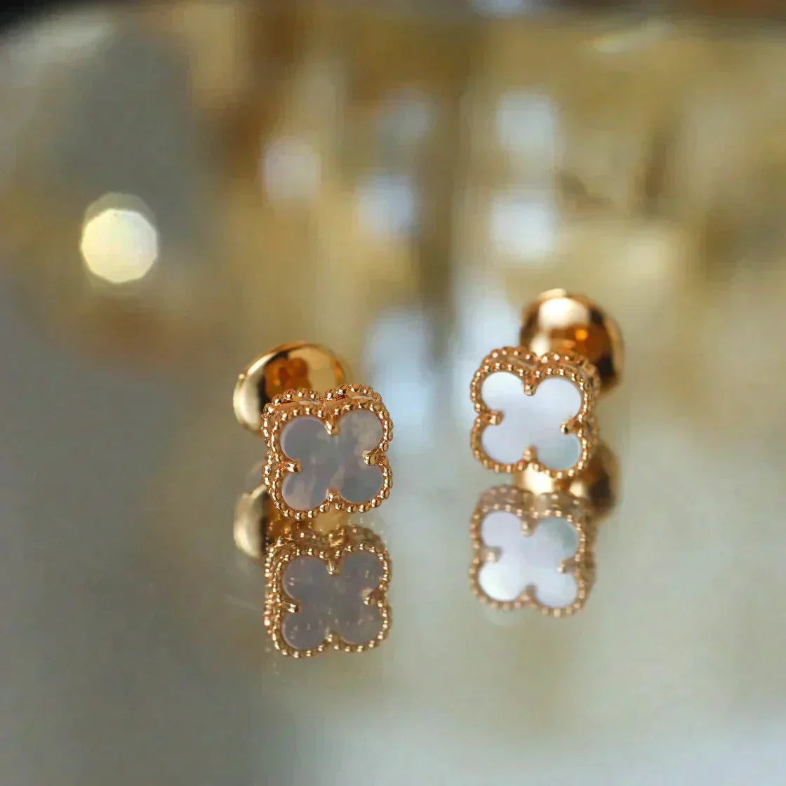[vivabelle]CLOVER MINI 9.5MM WHITE MOP EARRINGS