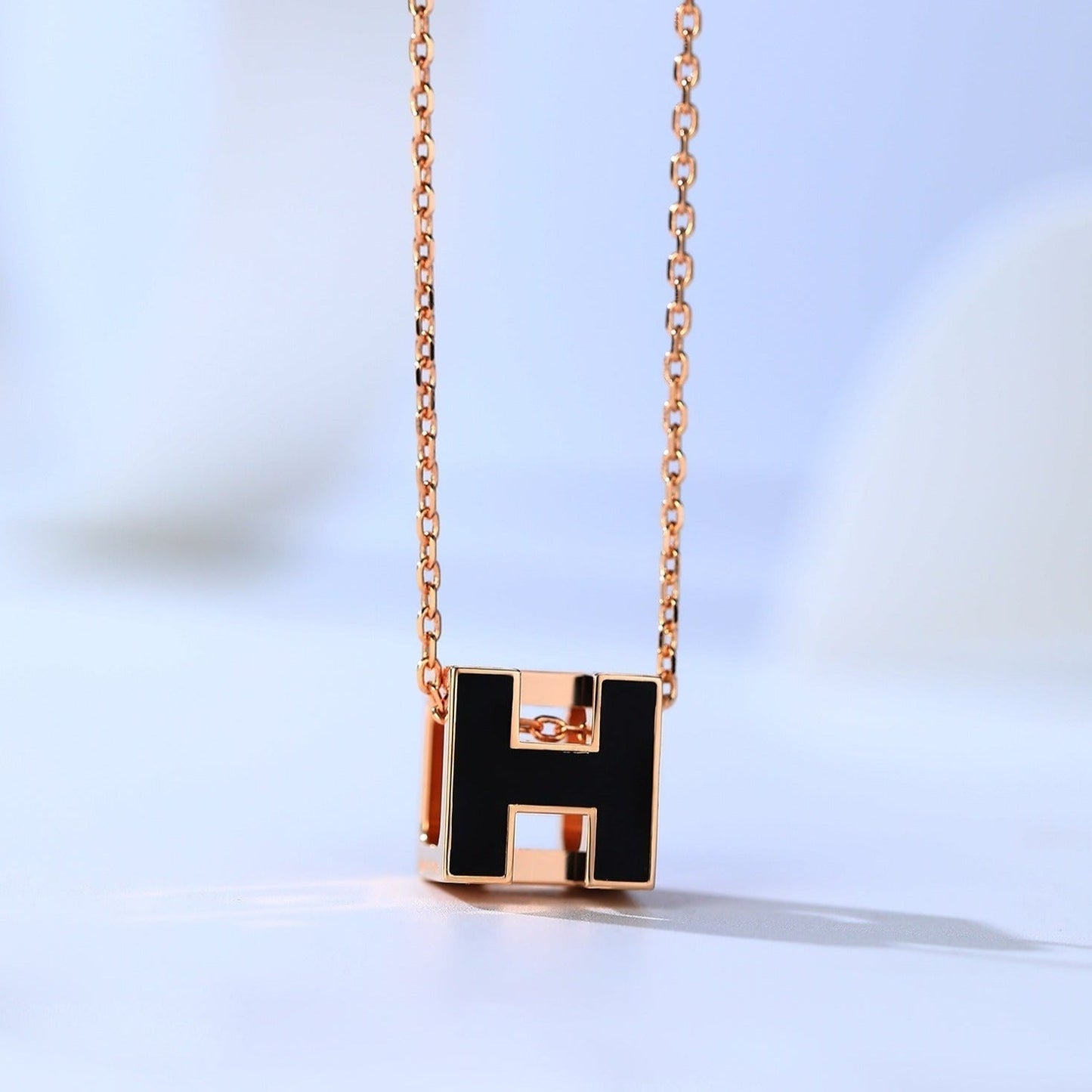 [vivabelle]H CAGE PINK GOLD NECKLACE