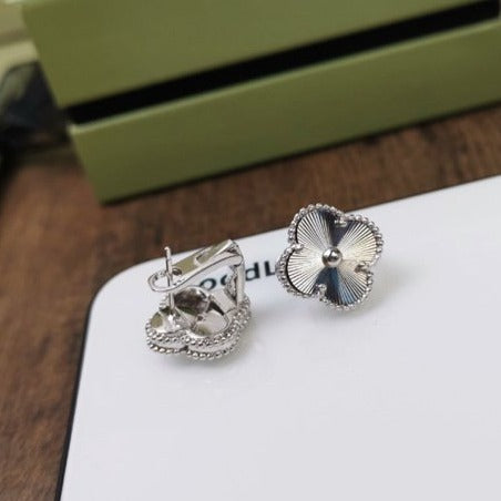 [vivabelle]CLOVER MEDIUM STUD EARRINGS