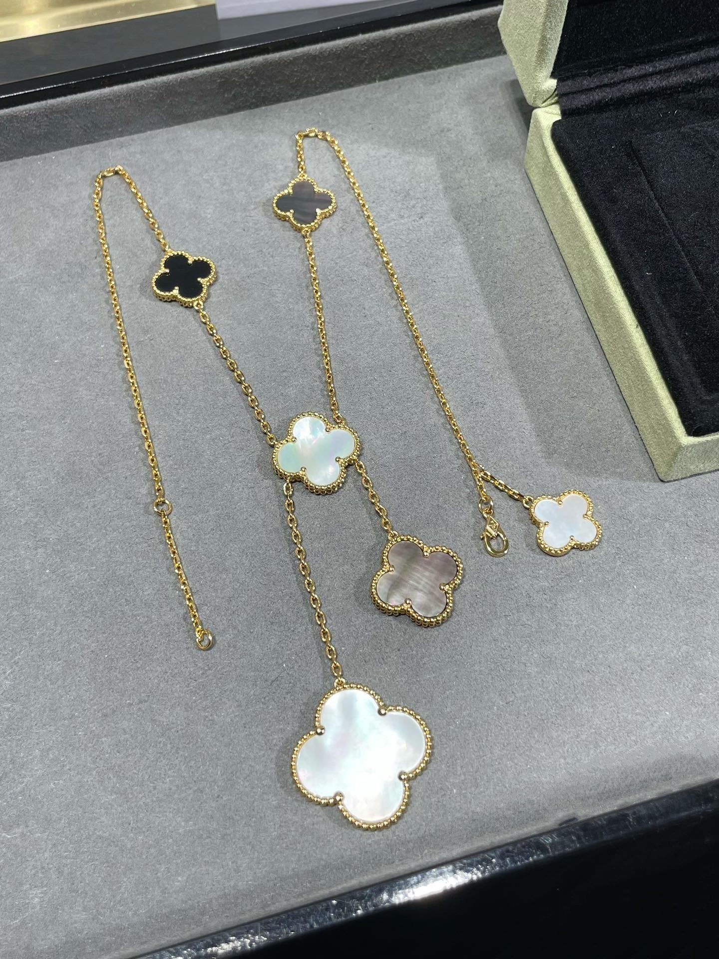 [vivabelle]CLOVER 6 MOTIF MOP ONYX GOLD NECKLACE