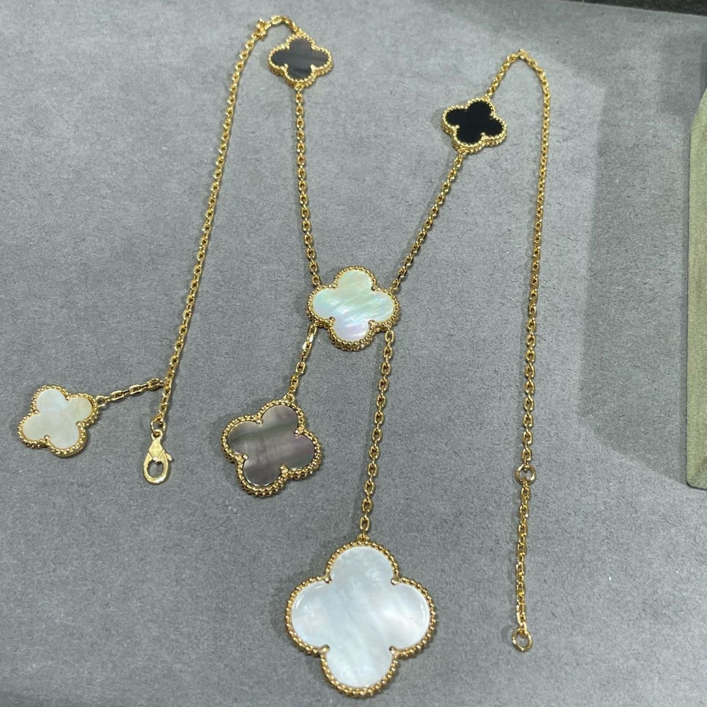 [vivabelle]CLOVER 6 MOTIF MOP ONYX GOLD NECKLACE
