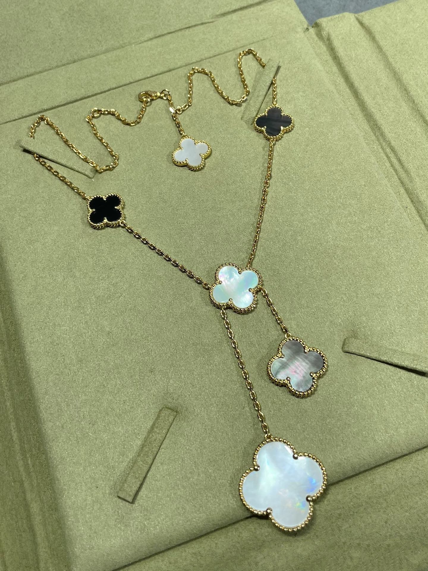 [vivabelle]CLOVER 6 MOTIF MOP ONYX GOLD NECKLACE