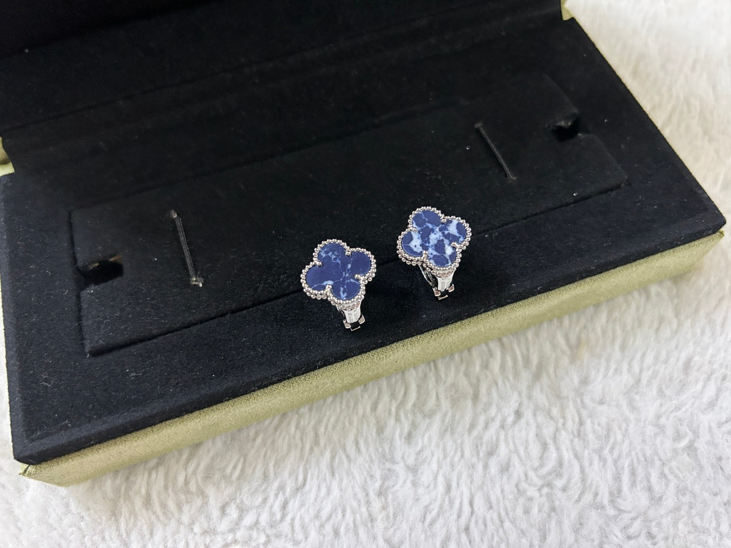 [vivabelle]CLOVER PIETERSITE MEDIUM STUD EARRINGS