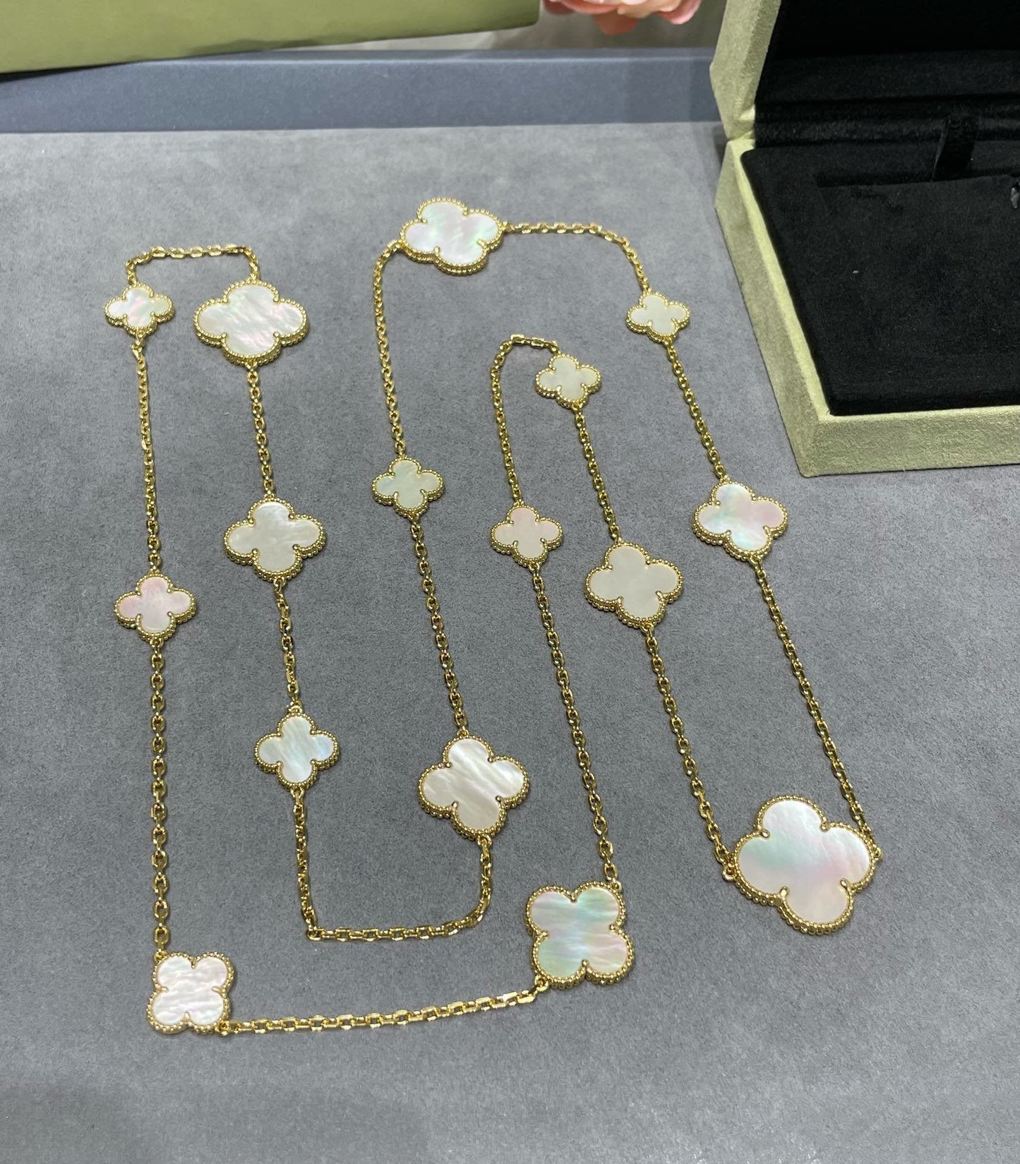 [vivabelle]CLOVER 16 MOTIF WHITE MOP GOLD NECKLACE