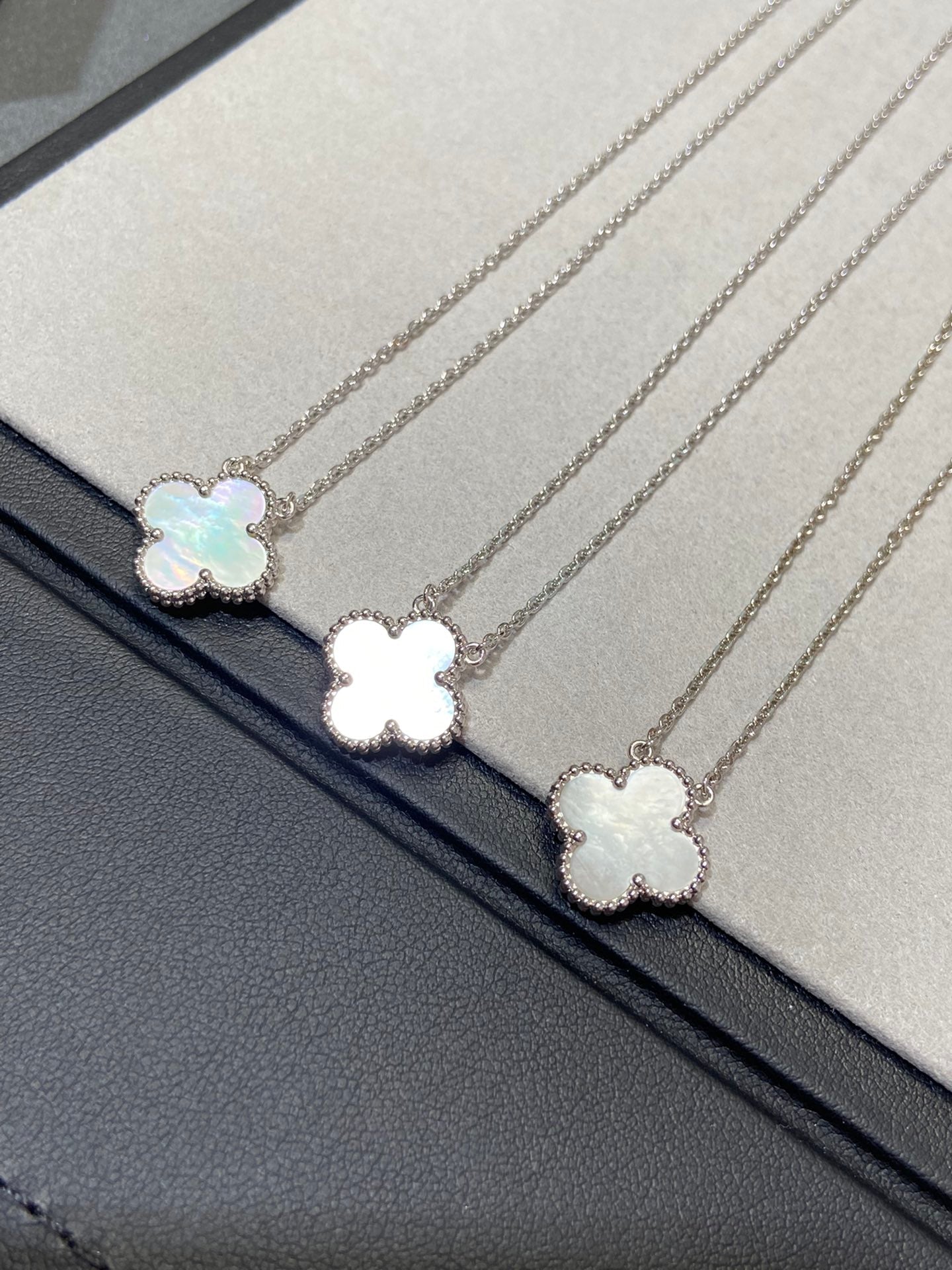 [vivabelle]CLOVER MEDIUM SILVER WHITE MOP NECKLACE