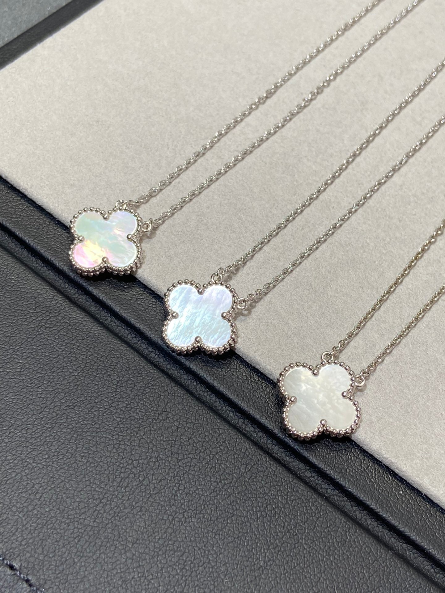 [vivabelle]CLOVER MEDIUM SILVER WHITE MOP NECKLACE