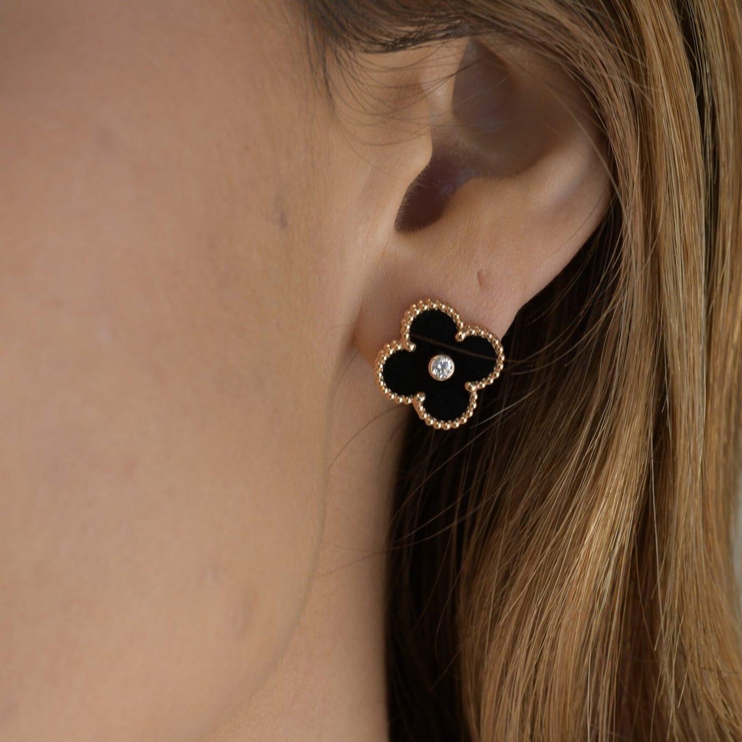 [vivabelle]CLOVER MEDIUM 1 MOTIFS ONYX DIAMOND EARRINGS