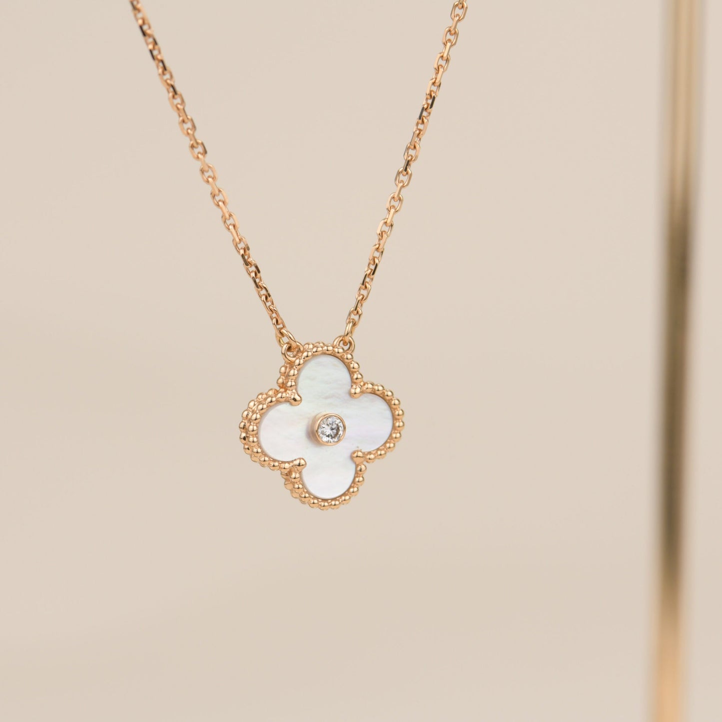 [vivabelle]CLOVER 15MM DIAMOND WHITE FRITILLARIA NECKLACE