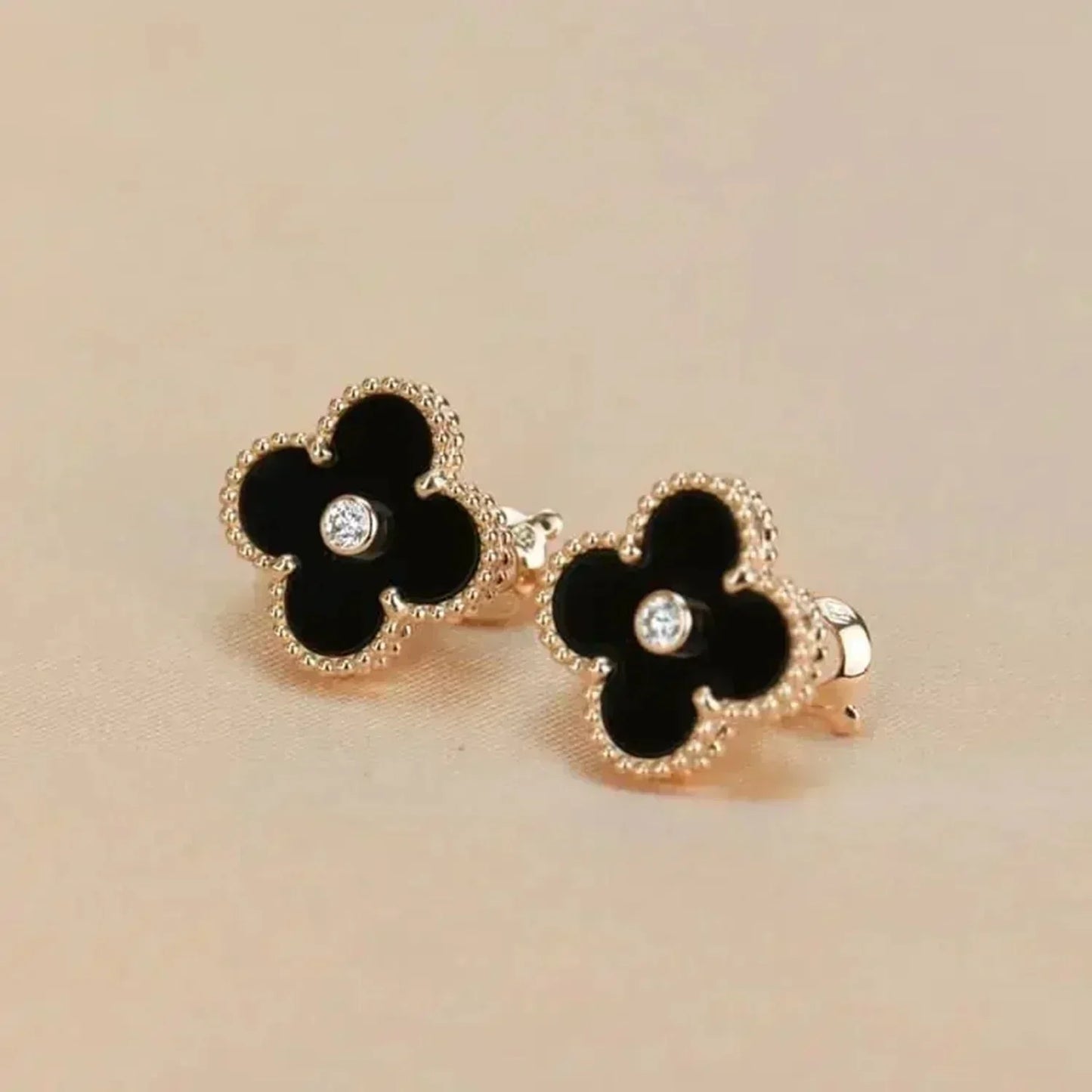 [vivabelle]CLOVER MEDIUM 1 MOTIFS ONYX DIAMOND EARRINGS