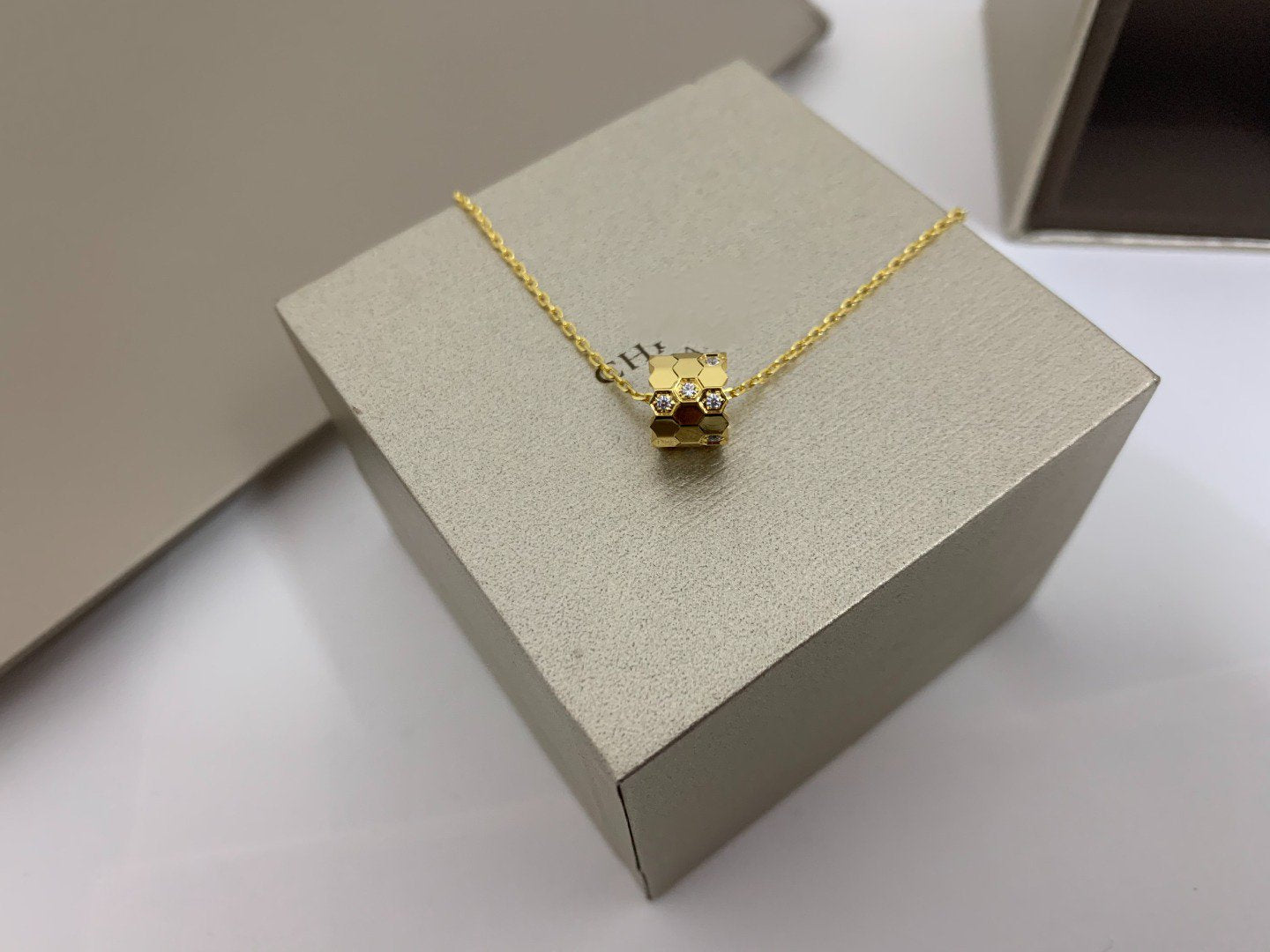 [vivabelle]BEE LOVE DIAMOND NECKLACE