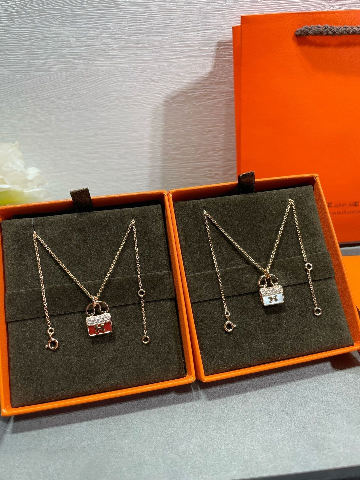 [vivabelle]H CIRCE MOISSANITE PENDANT NECKLACE GOLD