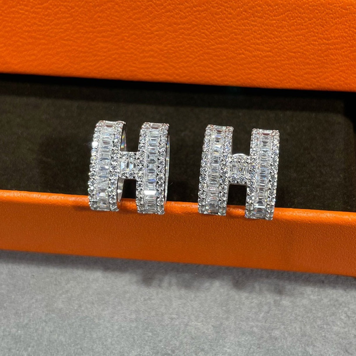 [vivabelle]H STUD EARRINGS WITH SILVER DIAMONDS