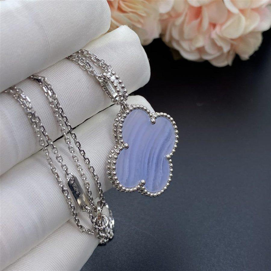 [vivabelle]CLOVER SILVER CHALCEDONY BIG CLOVER NECKLACE